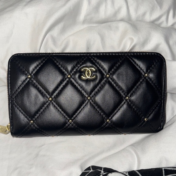 Elegant Black Quilted Women's Wallet - Picture 3 of 3